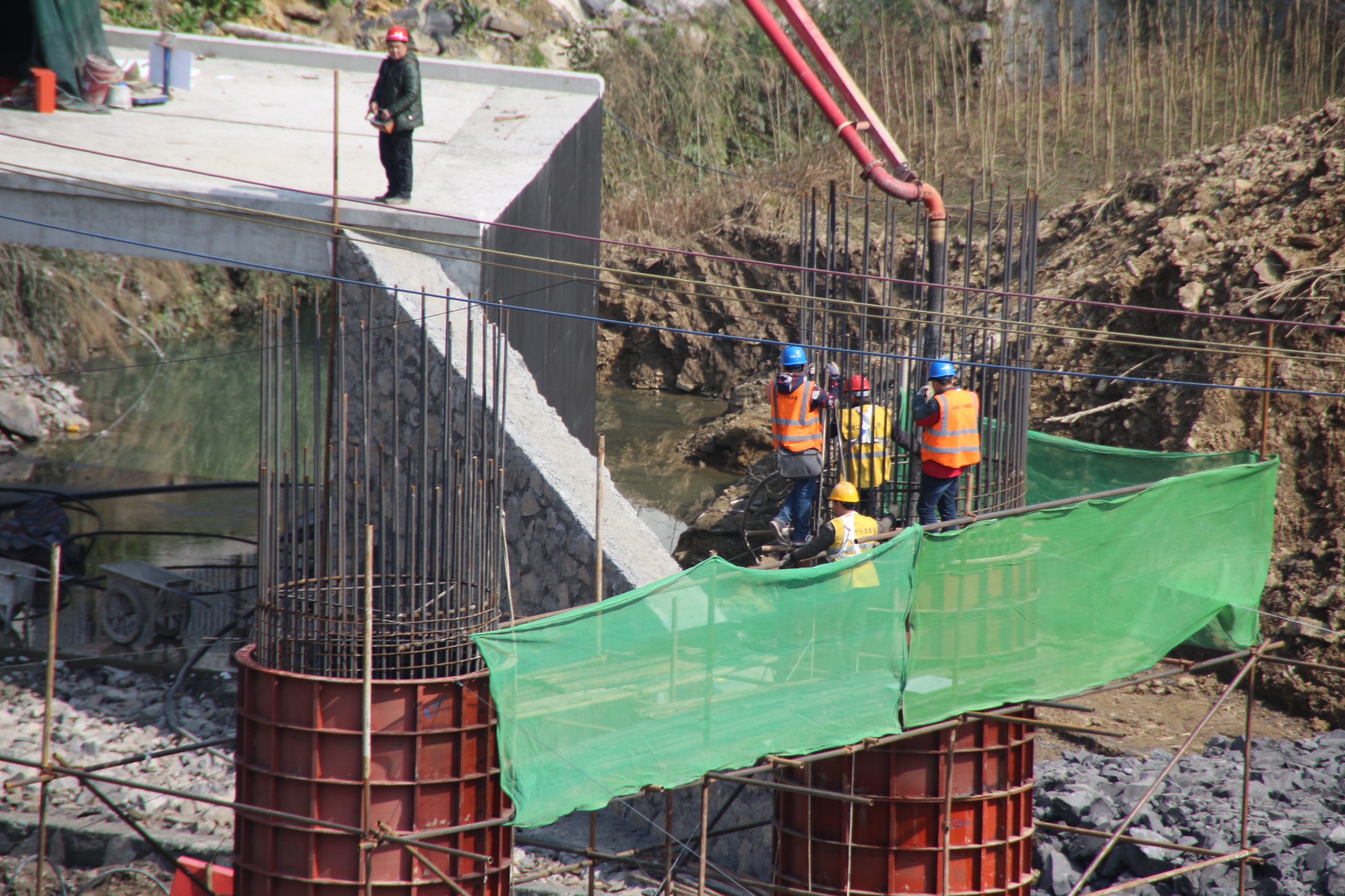 石黔高速首根橋梁墩柱在武陵山腹地拔地而起 建設工程穩(wěn)步推進